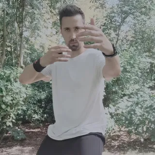 Portrait de JS en pratique de Qi Gong, dans un parc.