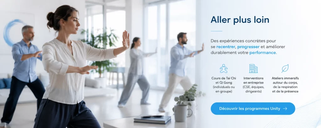Bannière Unity représentant une pratique de Tai Chi et Qi Gong dans une atmosphère minimaliste bleu et blanc, dédiée au bien-être, à la présence et à la performance durable en entreprise.