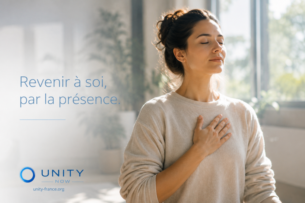 Femme pratiquant un moment de présence et de respiration consciente dans un intérieur lumineux illustrant le calme intérieur et la reconnexion à soi.