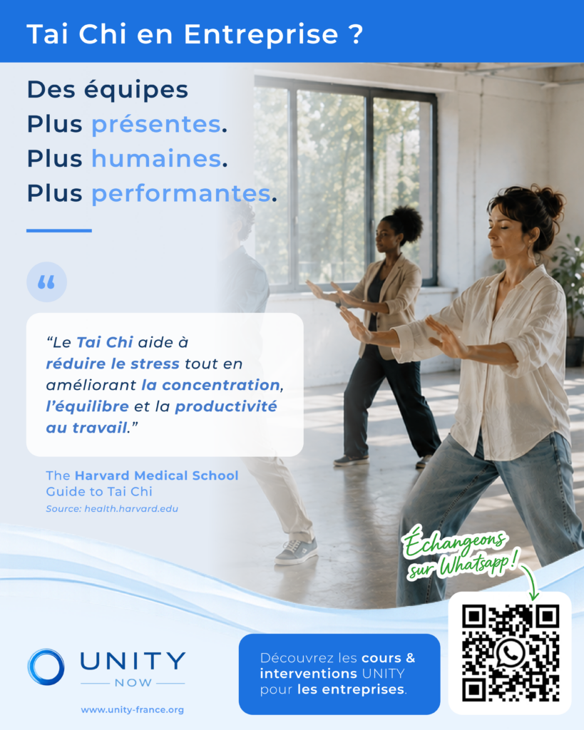 Séance de Tai Chi en entreprise avec des collaborateurs pratiquant des mouvements doux pour réduire le stress, améliorer la concentration et favoriser le bien-être au travail.