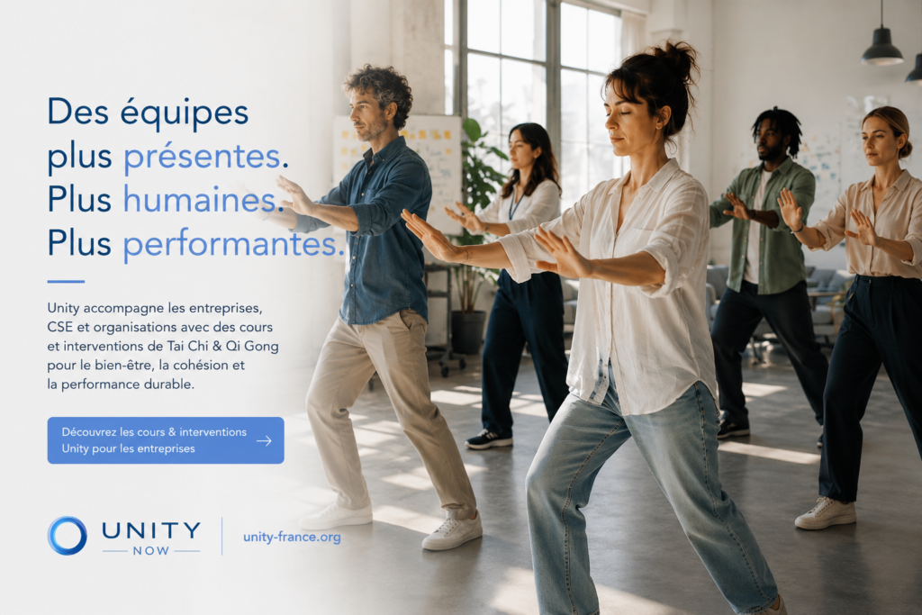 Équipe en entreprise pratiquant le Tai Chi dans un bureau moderne illustrant le bien-être au travail, la cohésion d’équipe et la performance durable.