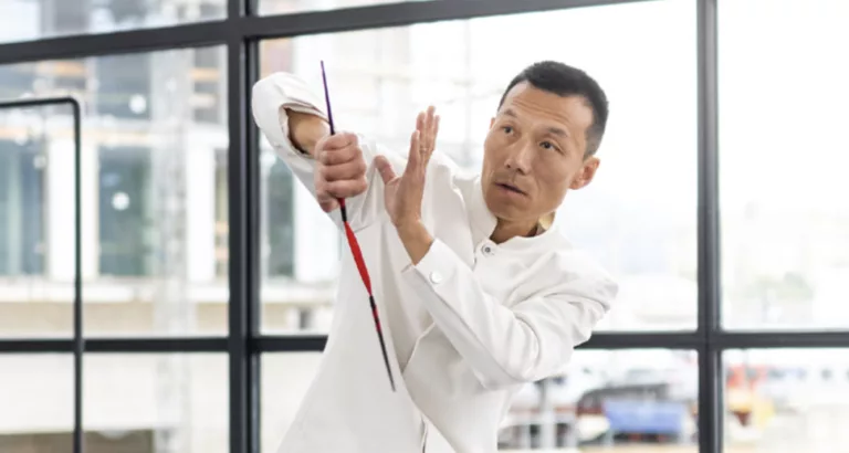 Maître Ji Gu pratiquant le Gu Qi Dao, le Qi Gong et le Tai Chi en extérieur.