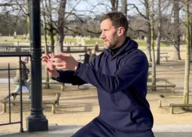 Sébastien Zacharie en pratique de Tai Chi Chuan, expert en Tuishou et enseignant d’arts martiaux internes chinois.