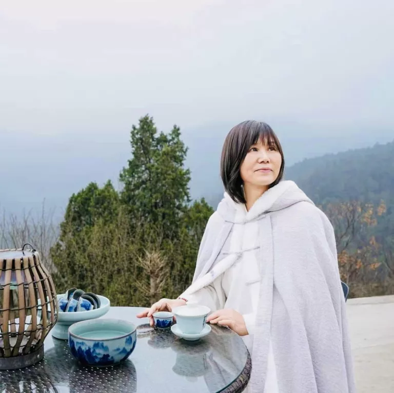 Portrait de Hui Xu, enseignante de Qi Gong, Tai Chi et Médecine Traditionnelle Chinoise, fondatrice de Jin Ling France.