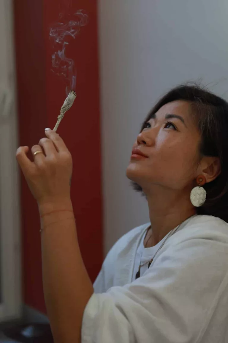 Meihan Liu, fondatrice de Qi Flow Healing, à Vourles près de Lyon