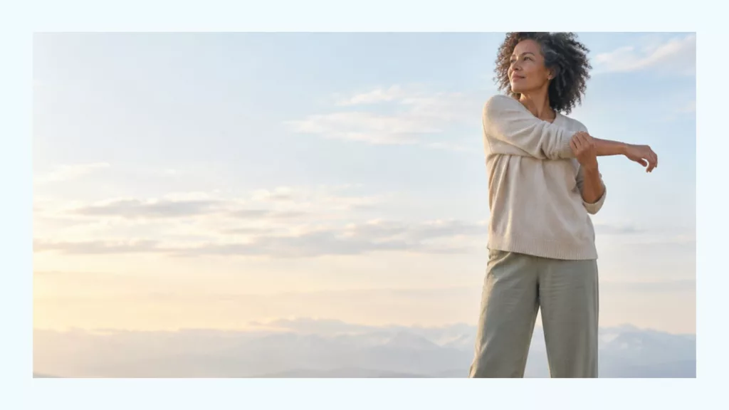 Femme pratiquant le Tai Chi au bord de la mer pour apprendre le Tai Chi chez soi